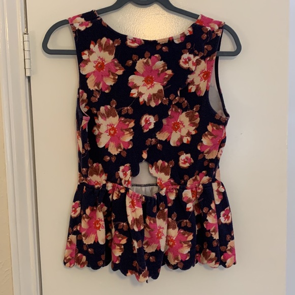 9-H15 STCL scalloped floral keyhole tank - Picture 2 of 2